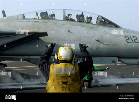 US Navy An Aircraft Handler Gets An F 14D Tomcat Assigned To The Black