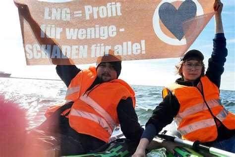 Letzte Generation Protestiert Mit Kanus Vor Lng Terminal Ostsee