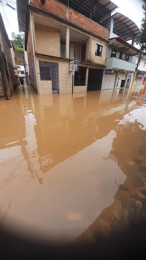 A Gazeta Rio Transborda E Invade Ruas E Casas Em Gua U