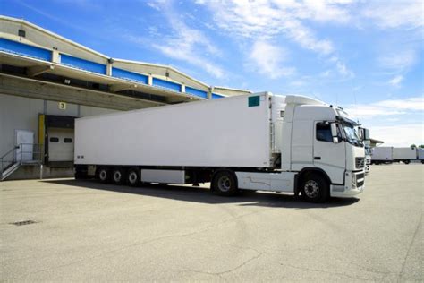 Camion frigorifico Stock Photos, Royalty Free Camion frigorifico Images ...
