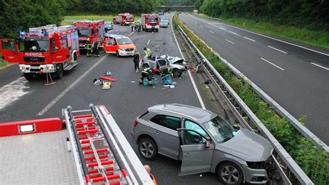 A Nach Unfall Mehrere Stunden Gesperrt Fahrbahn Voller Tr Mmerteile