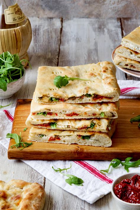 Focaccia Ripiena Di Stracchino Con Pomodori Secchi E Rucola Ricetta