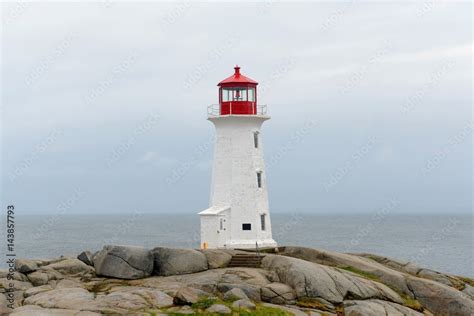 Foto De Peggys Point Lighthouse In Cloudy In Historic Peggy`s Cove