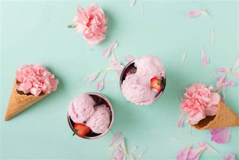 Gelado Em Um Cone Do Waffle Em Um Fundo De Turquesa Gelado De Morango