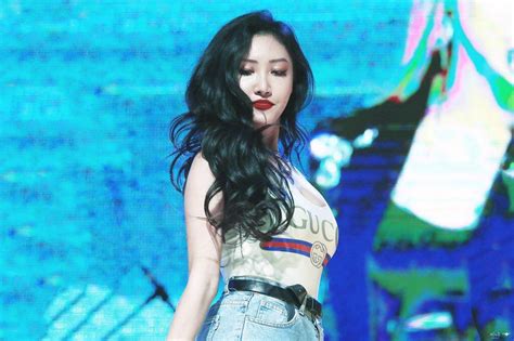 Bỗng hot vì diện đồ hiệu khoe body quá nảy nở nữ idol sinh năm không may lộ hàng trên