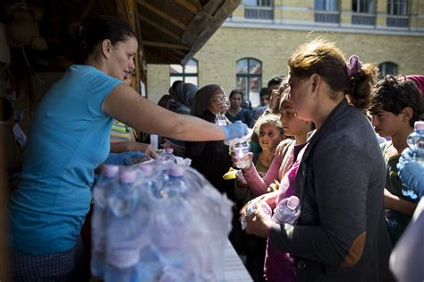 Voluntarios Reparten Agua Y Comida Entre Los Internacional EL MUNDO