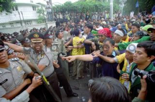 Bentrokan Saat Unjuk Rasa Mahasiswa Bem Se Jabotabek DATATEMPO