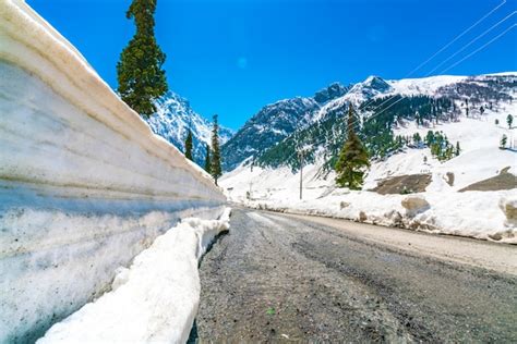 Belas montanhas cobertas de neve estado da caxemira índia Foto Grátis