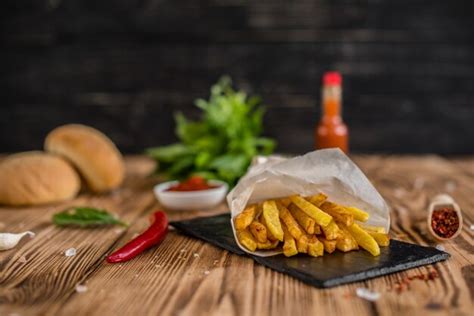 Batatas Fritas Saborosos Vegetais Contra Um Fundo Escuro Comida