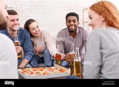 Cerveza Con Amigos Fotografías E Imágenes De Alta Resolución Alamy