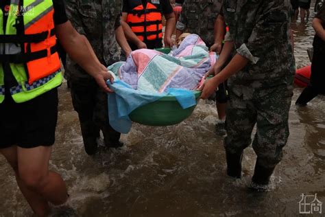 河南暴雨七日：71人遇难 市民地铁口献花吊唁凤凰网资讯凤凰网