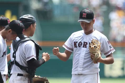 ＜広陵・立正大淞南＞ 試合に勝利しグータッチする広陵・真鍋（右） （撮影・亀井 直樹） ― スポニチ Sponichi Annex 野球