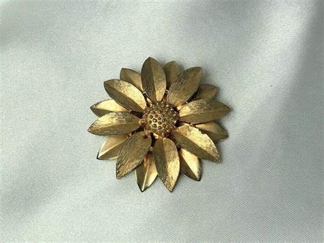 Vintage 1960s Gold Tone Sarah Coventry Sunflower Broo Gem