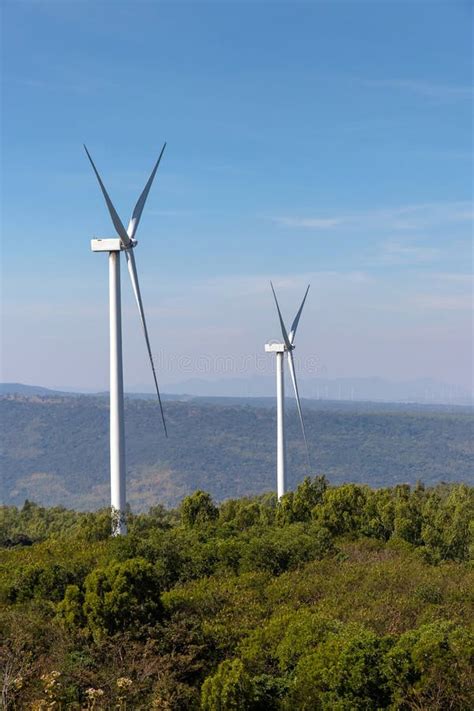 Windturbines Bogen Zich Op Het Berglandschap In Het Reservoir Lam