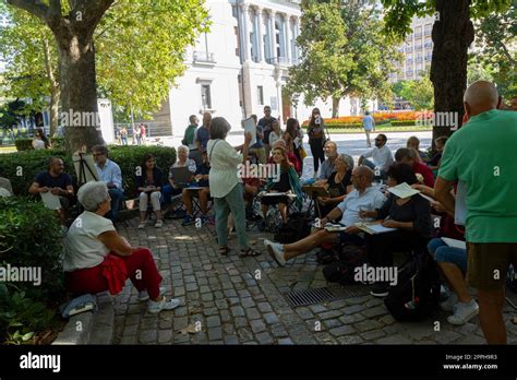 Outdoor Amateur Drawing Class In Madrid Spain Stock Photo Alamy