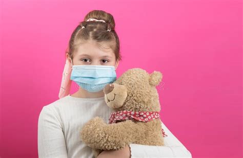 Menina Usando Uma Máscara Médica Coronavírus Segurando Seu Ursinho De