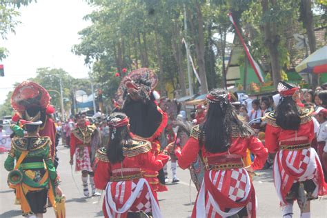 SMAN 1 KAUMAN TURUT SERTA MEMERIAHKAN PAWAI BHINEKA TUNGGAL IKA