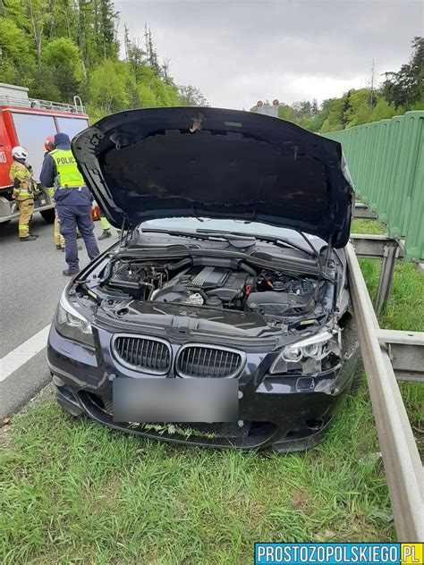 Kieruj Cy Bmw Uderzy W Bariery Na Autostradzie A Zdj Cia