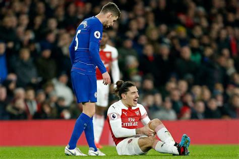 Hector Bellerin Arsenal Boss Unai Emery Says Knee Injury Not Positive