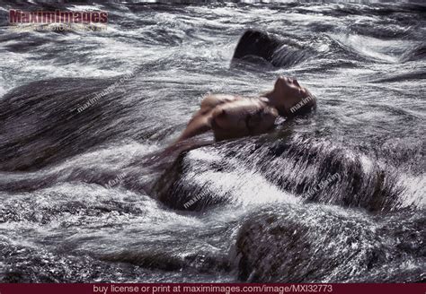 Femme se baignant nue dans l eau sauvage d une rivière ou d une mer