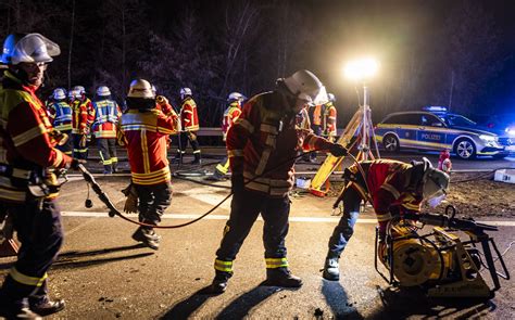 Unfall Bei Ensdorf Autos Prallen Frontal Aufeinander Lebensgefahr