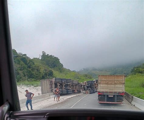 Carreta tomba na Régis Bittencourt e deixa um ferido faixa sentido