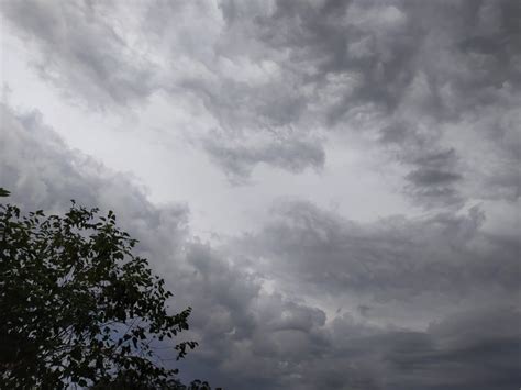 Quarta feira será de céu nublado e pancadas de chuva isoladas em