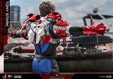 Iron Man Mark V Suit Up Version Da Hot Toys Toyzntech Il Portale Del Collezionismo Statue