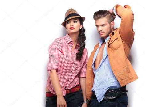 Мужчины и женщины модели смотрят в сторону: стоковая фотография ...