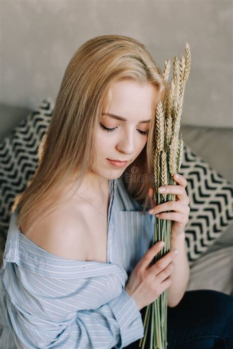 Portrait D Une Jeune Belle Femme Au Lit Le Matin La Maison Blonde Dans L Int Rieur Scandinave