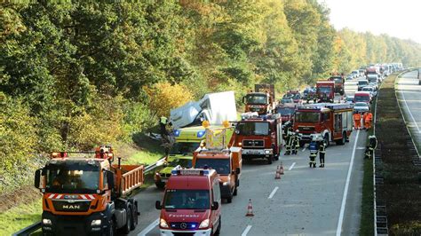 Lkw übersieht Sicherungsanhänger Unfall führt zu Autobahn 27 Sperrung