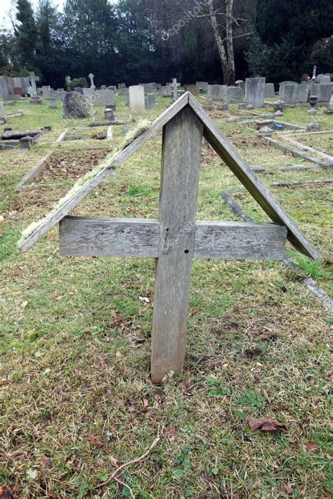 Un antiguo cementerio con cruces y tumbas rotas y caídas en hierba