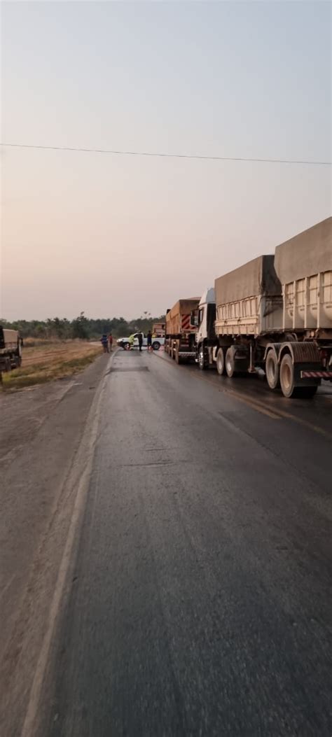 Carreta Carregada De Combustível Tomba E Interdita Br 163