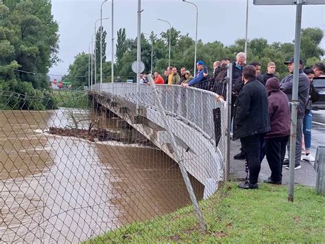 Mursko Sredi E Vodostaj Mure U Murskom Sredi U Je Oko Cm