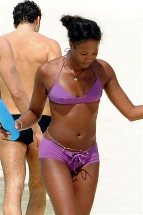 Naomi Campbell Showing Her Nice Tits And Posing Sexy In Bikini Porn