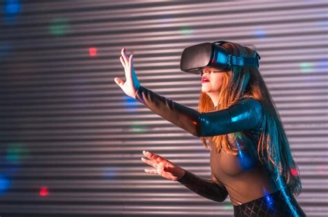 Premium Photo Side View Of A Woman Using Vr Goggles In An Urban