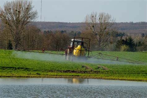 Pesticides alerte à la contamination des cours d eau bioaddict fr