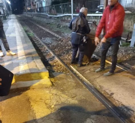 Pozzuoli La Sbarra Del Passaggio A Livello Va In Tilt Proteste