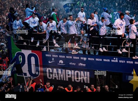 Festeggiamenti Dei Tifosi Dell Inter Sotto La Sede Della Squadra Per La