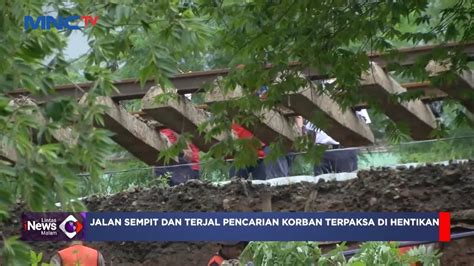 Tim SAR Evakuasi Korban Longsor Tebingan Rel Kereta Di Bogor