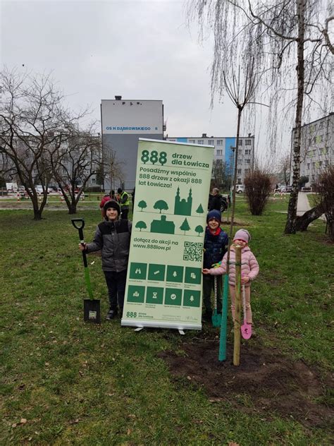 Setne Urodzinowe Drzewo Zasadzono W Sm Owicka Sp Dzielnia Mieszkaniowa