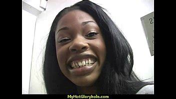 Ebony Slut baise un coq blanc de gloryhole dans sa première scène interraciale XVIDEOS