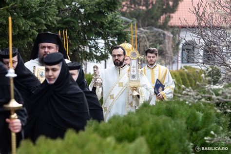 În imagini PS Paisie Sinaitul a oficiat Sfânta Liturghie la Mănăstirea