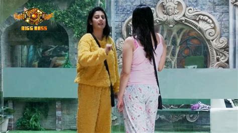 Bigg Boss 17 Live Captain Isha Ka Phuta Mannara Par Gussa Mannara Ne