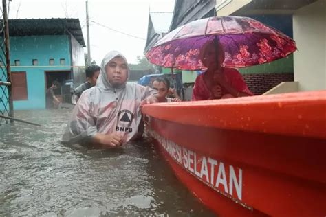 Makassar Dikepung Banjir Bandang 10 Perahu Disebar Untuk Evakuasi