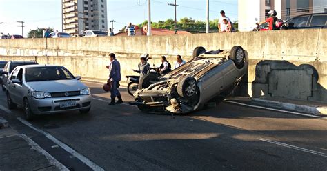 G1 Carro capota após motorista dormir e bater em muro em Manaus diz