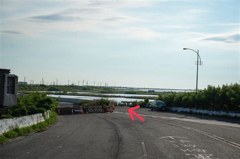 台南景點 青鯤鯓扇形鹽田 有絕美的海上步道場景 藍天白雲或夕陽拍起來都超美 跟著阿瑋去旅行