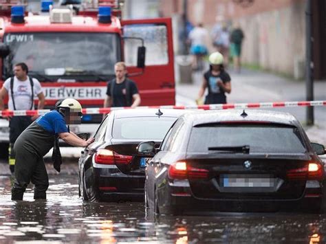 Unwetter In Nrw Nutzer Zeigen Gewitter Und Überflutungen Im Netz