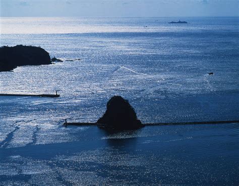 无人横图俯视室外白天旅游度假岛屿海浪海洋石头美景静冈县日本亚洲石子岛景观浪花水平线辽阔海平线背光