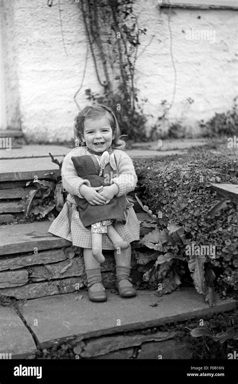 Fille Avec Un Lapin Banque Dimages Noir Et Blanc Alamy